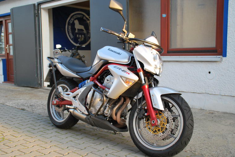 * Klasse: A, ab 24 Jahre. Ausbildungsfahrzeug: Kawasaki ER-6n.