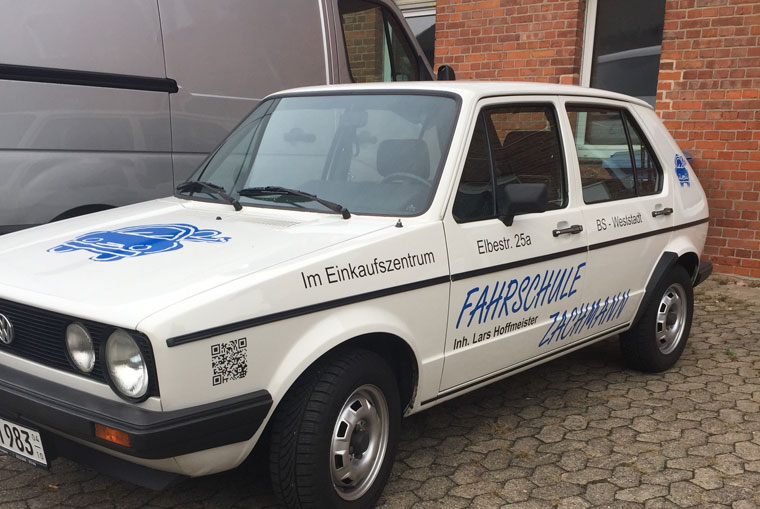 Klasse B Original Golf 1 Baujahr 1983 - 
         Jetzt NEU bei uns !!! In der Zeit zwischen April und Oktober besteht die
Möglichkeit mit einen Original Golf 1 Benziner zu fahren. Keine Angst mit
diesem Auto wird keine Prüfung gefahren. Sinn ist es einfach mal ein altes Auto
fahren zu können da nicht jeder Fahranfänger gleich das neuste Auto nach der
Fahrausbildung fährt.